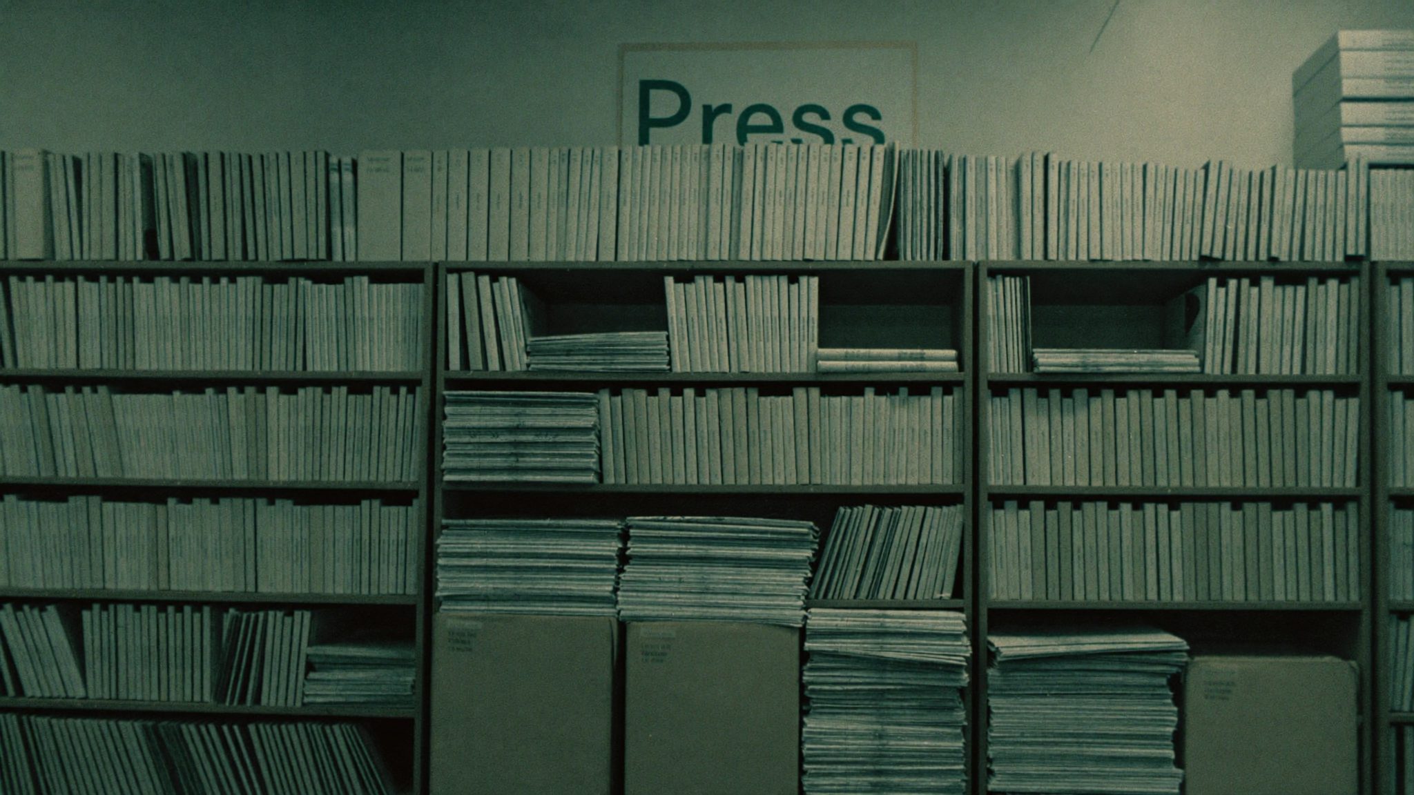 Rayonnages d'archives de presse remplis de journaux